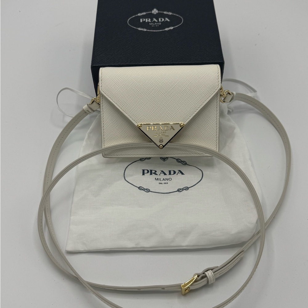 Prada card holder in saffiano calf leather
Very gently worn. Excellent condition